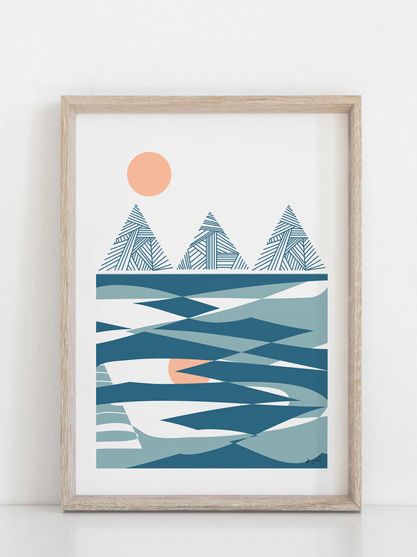Postern Berg och hav föreställer hav med berg i bakgrunden och månen på himlen som glittrar och speglar sig i vattnet.