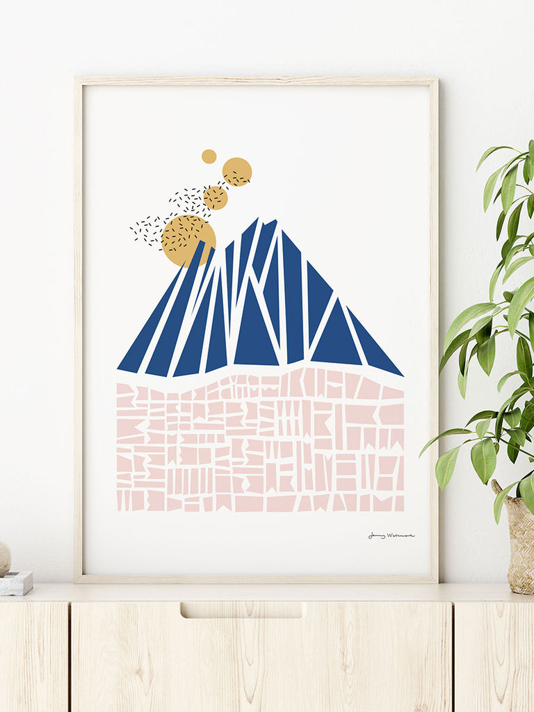 Postern Blåberget föreställer ett grafiskt berg i blått och rosa.