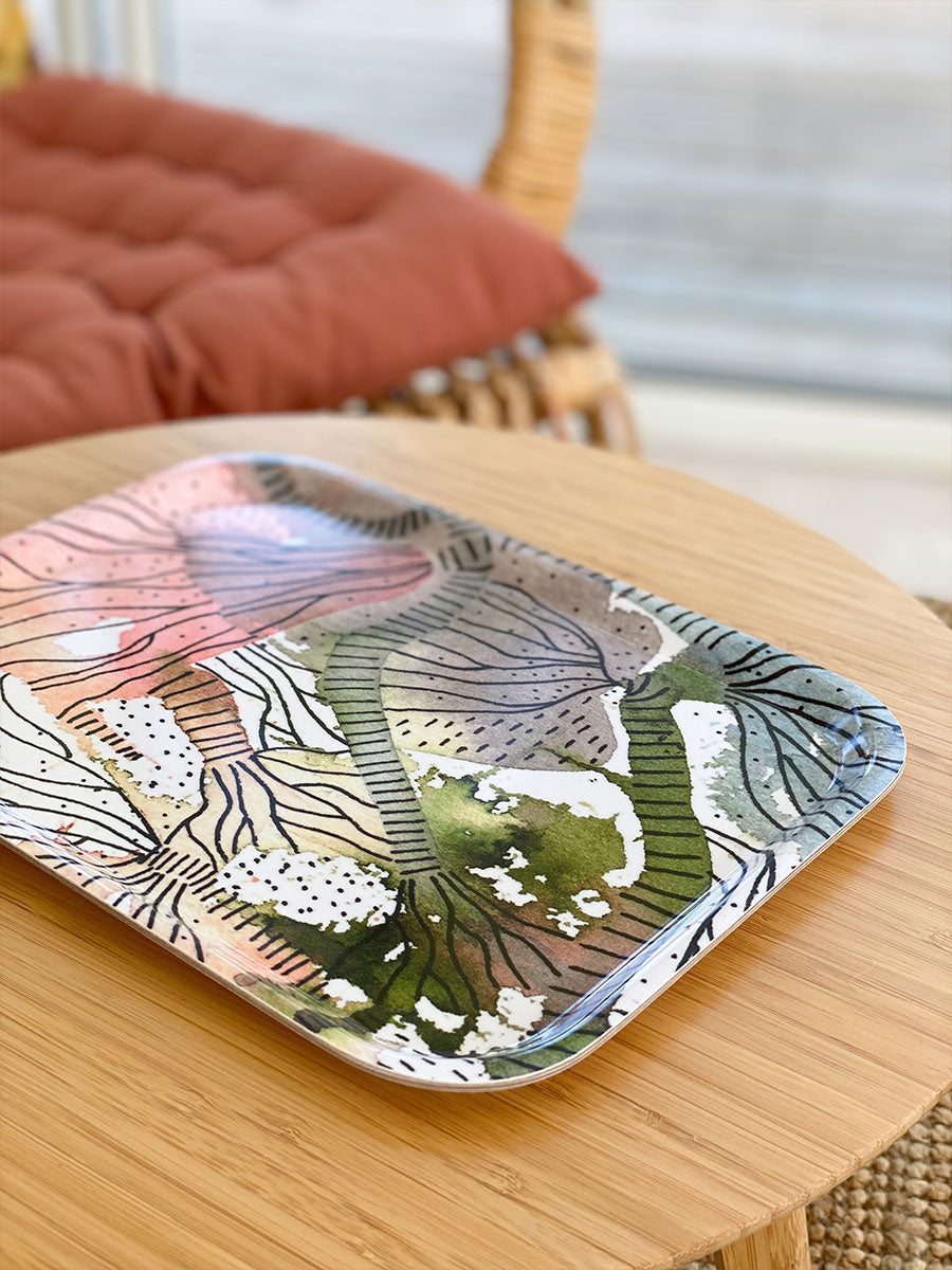 Brickan Strings är handgjord i björkfanér och har storleken 20x27 cm. Perfekt för tekoppen och smörgåsen eller gröttallriken.