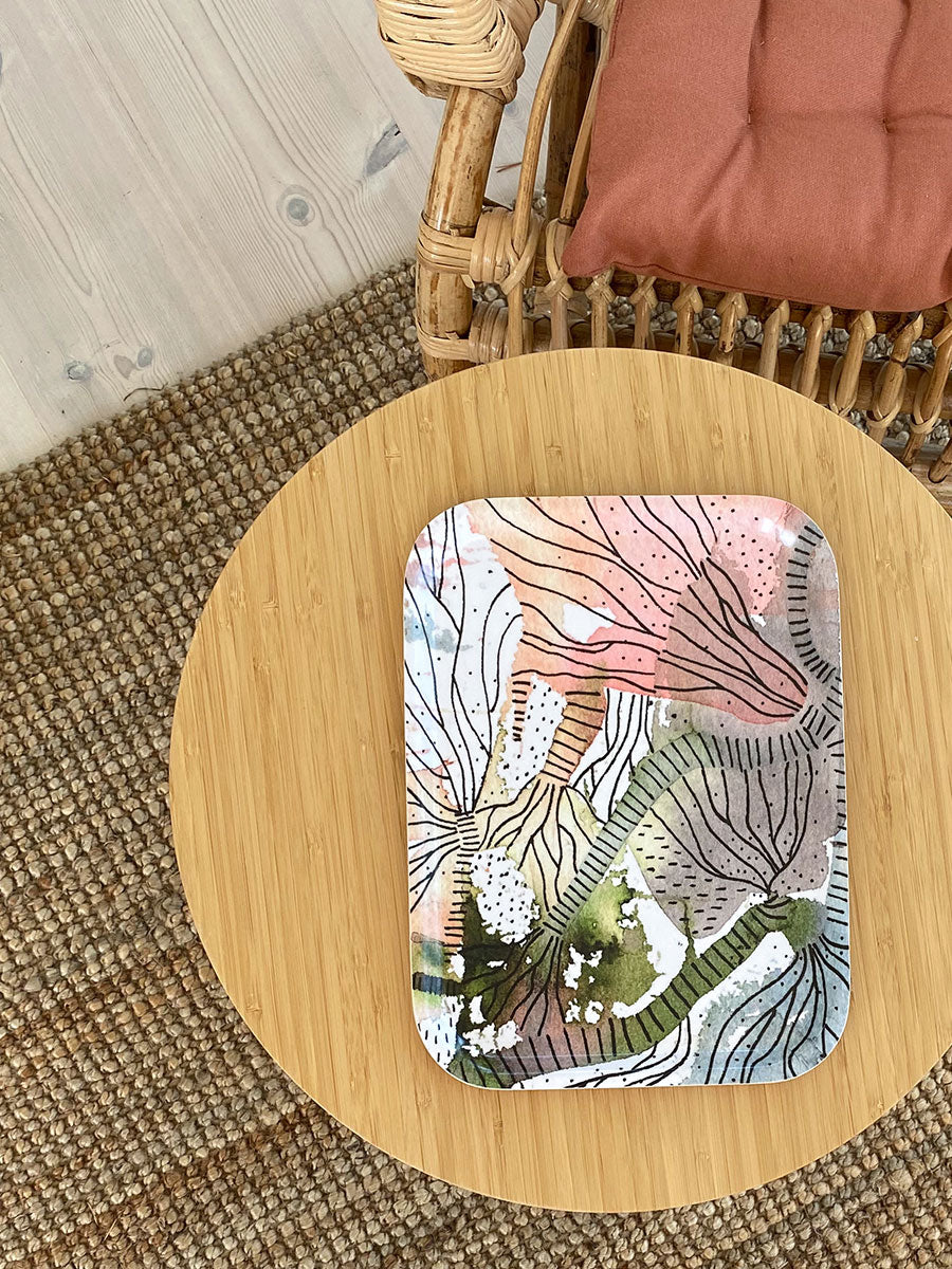 Brickan Strings är handgjord i björkfanér och har storleken 20x27 cm. Perfekt för tekoppen och smörgåsen eller gröttallriken.